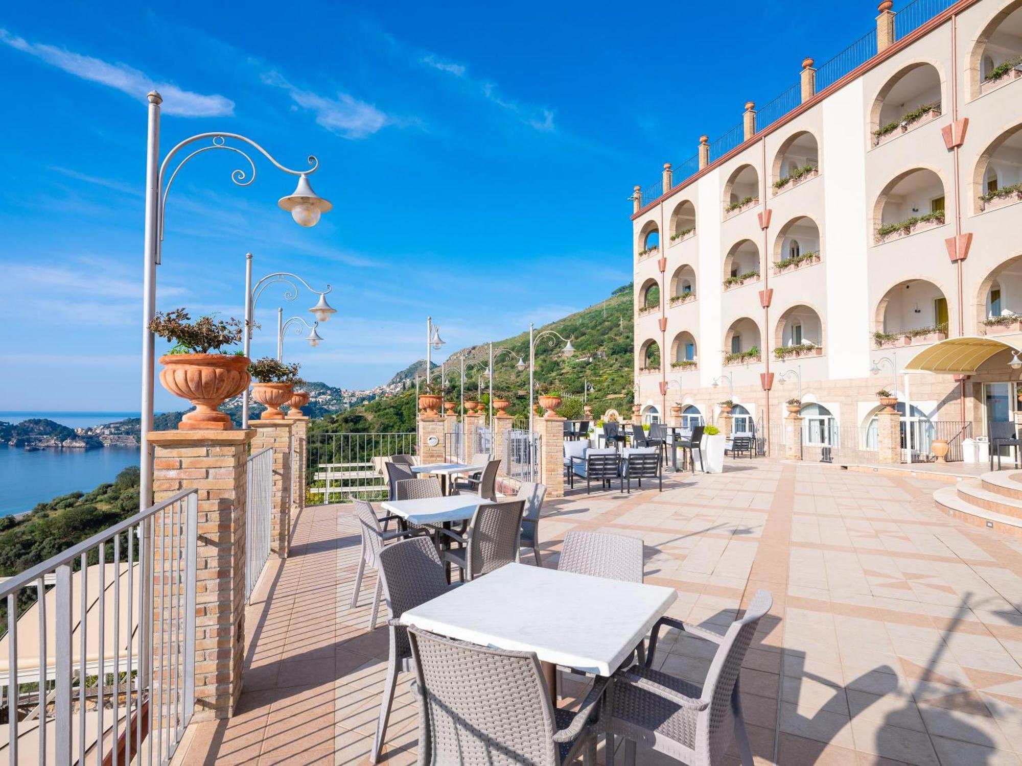 Hotel Olimpo Le Terrazze Letojanni Bagian luar foto
